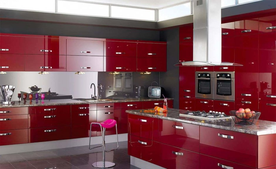 Кухонный гарнитур бордового цвета