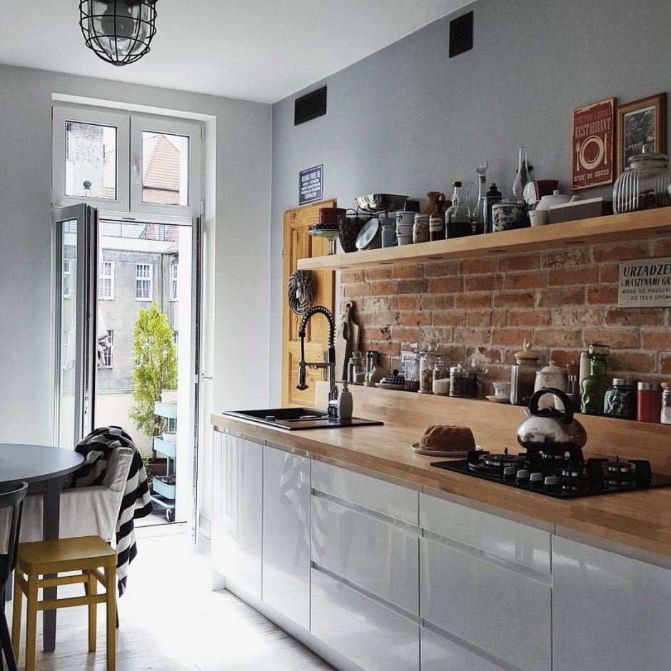 Кухня в скандинавском стиле с кирпичной стеной