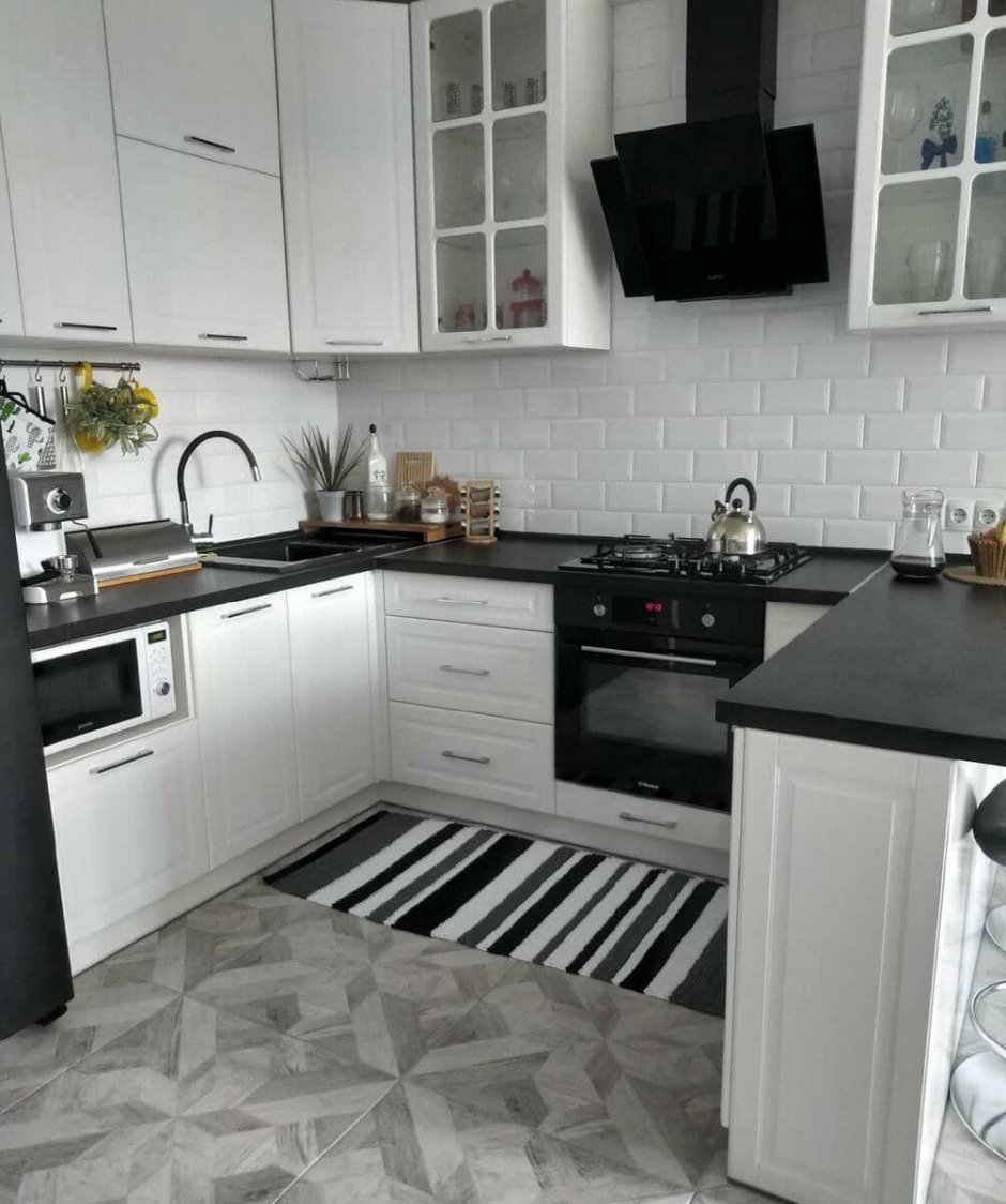 фото черных кухонь с белой столешницей