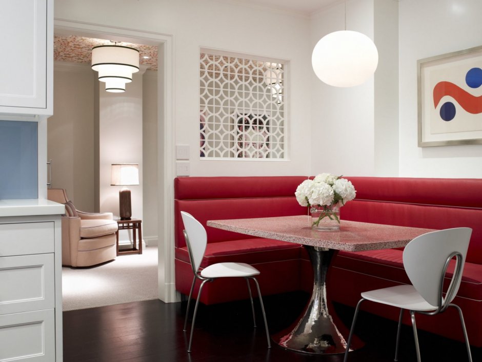 Красный диван в интерьере кухни