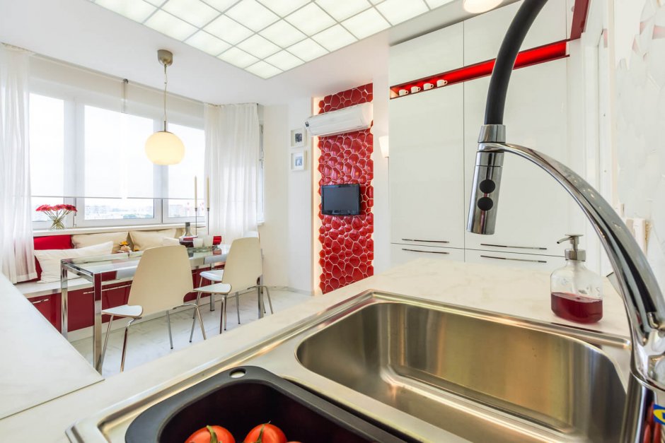 Красная кухня с кухонным диваном