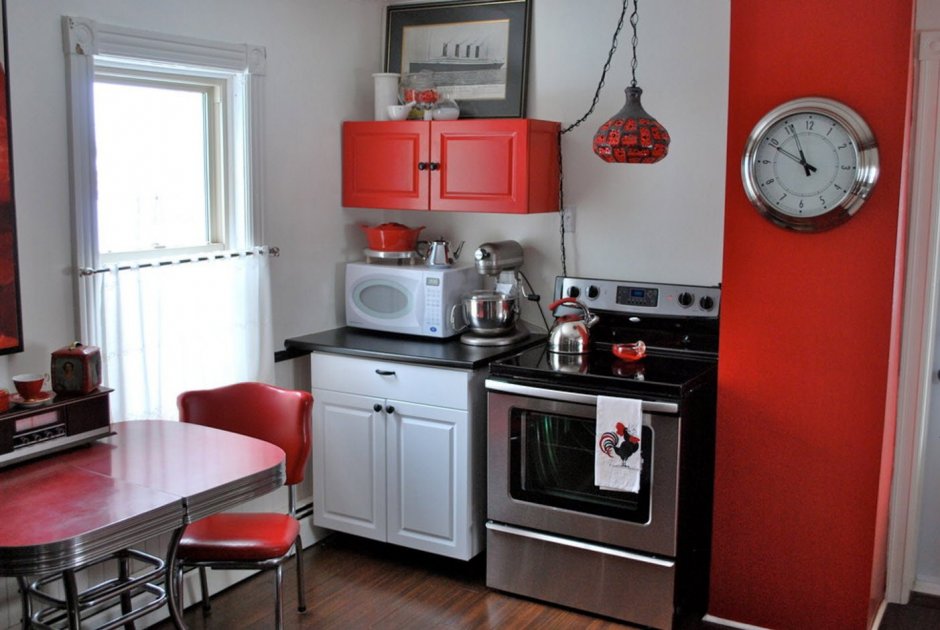 Красный холодильник в интерьере кухни