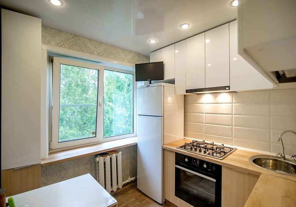 Кухни с холодильниками в хрущевских квартирах (59 фото)