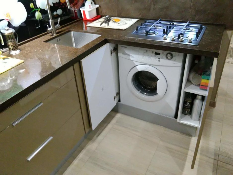 Встраиваемая стиральная машина на кухне под столешницей