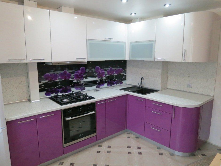 Кухня фиолетовая с белым угловая