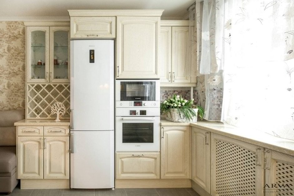 Холодильник в классической кухне