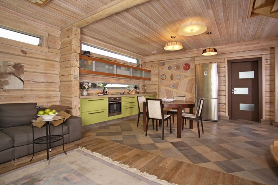 Гостиная совмещенная с кухней в деревянном доме