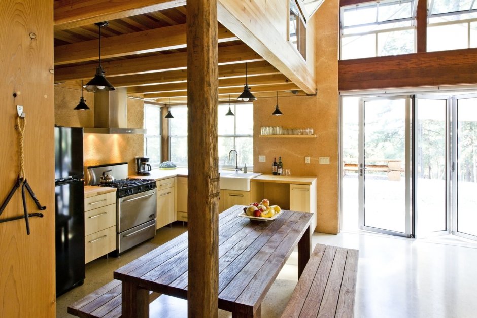 Небольшая кухня-гостиная в деревянном доме