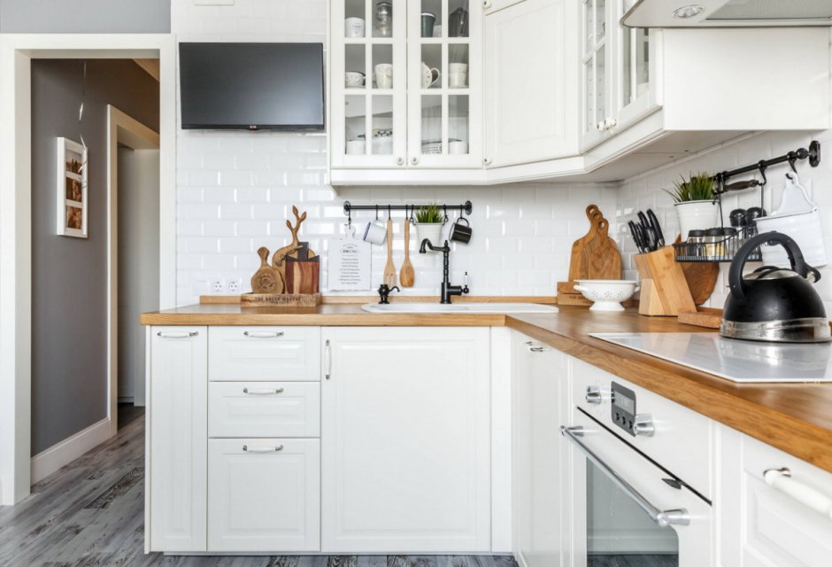 Белая кухня икеа с деревянной столешницей