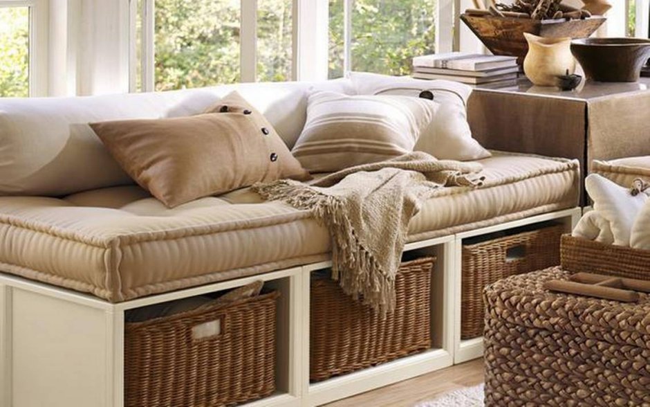 Скамейка на кухню с подушками
