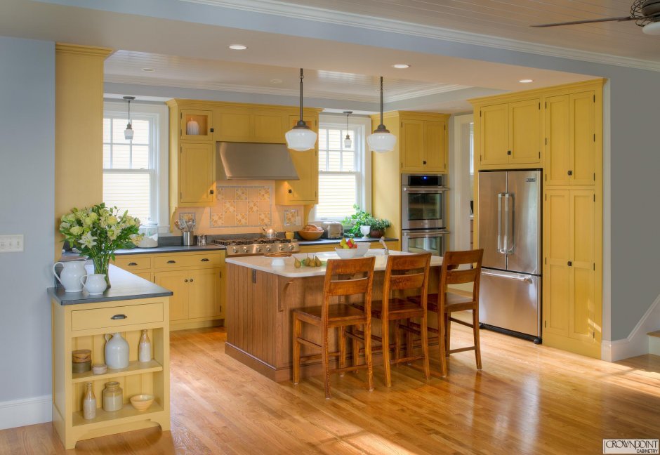 Кухня в желтых тонах в деревянном доме