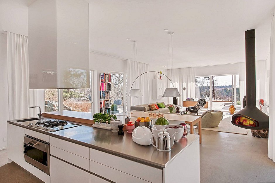 Светлая квартира с панорамными окнами на кухне