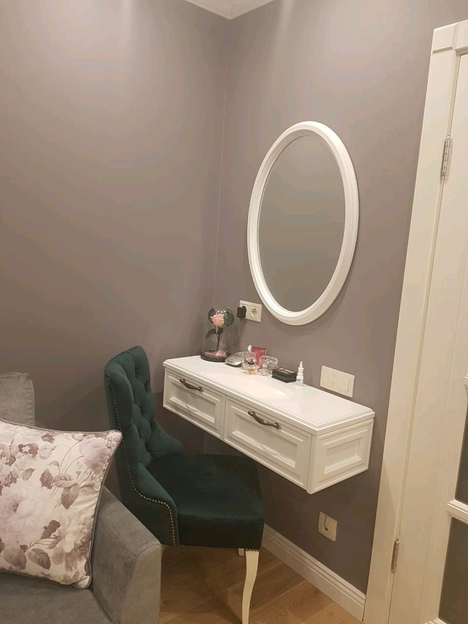 Подвесной туалетный столик в спальню в современном стиле