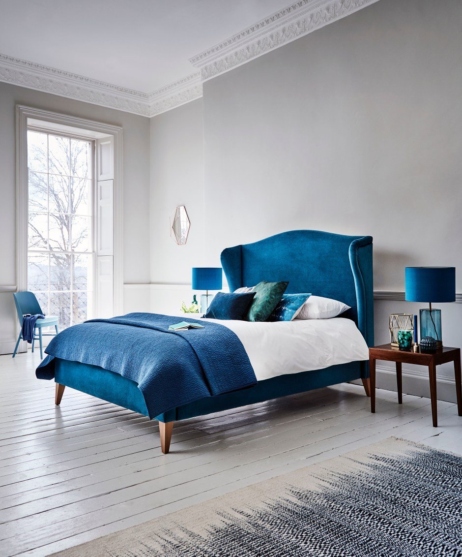 Кровать синего цвета