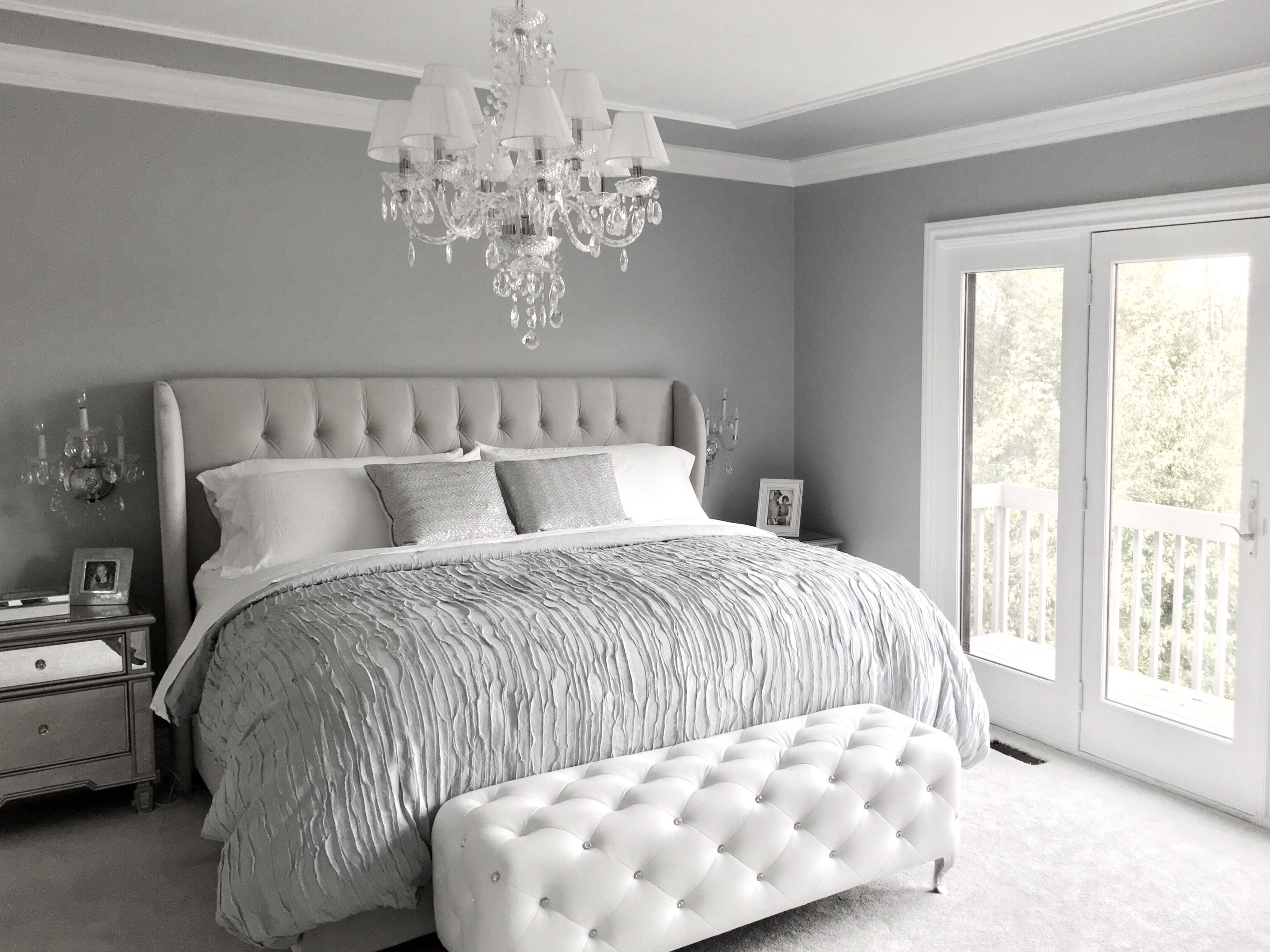 серые стены в спальне с белой мебелью