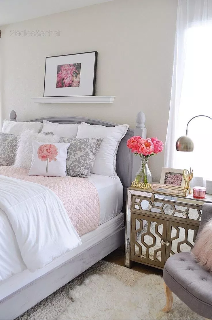 Спальня в бело розово серых тонах