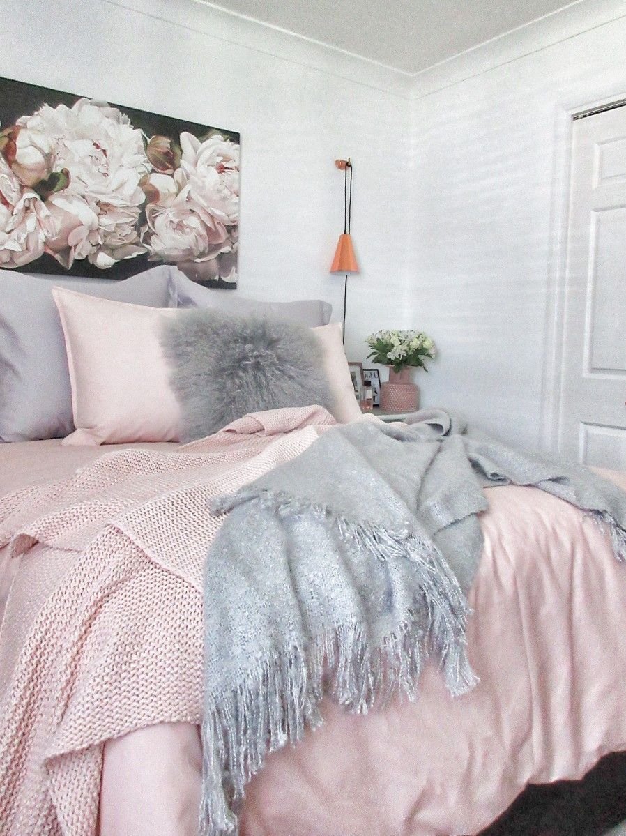 Маленькая спальня розово-серая