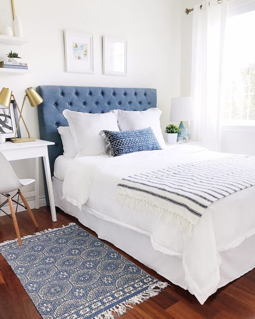 Синяя спальня с белой кроватью