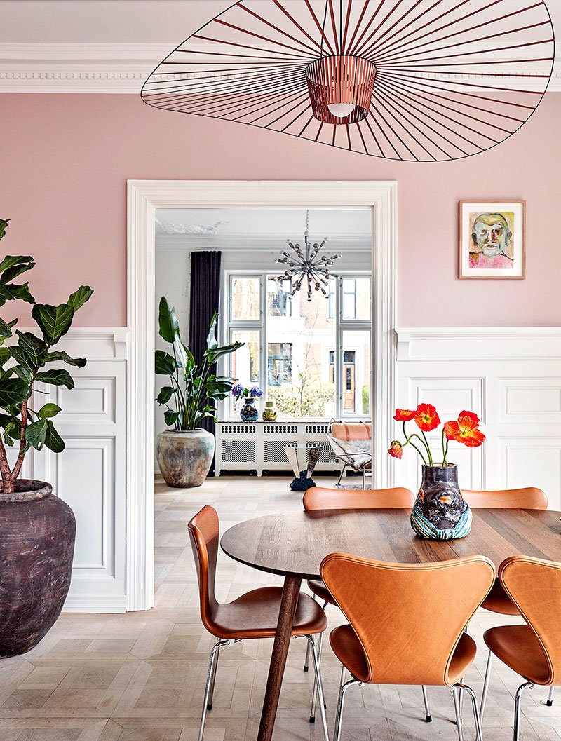 Розоватый цвет стен в интерьере кухни