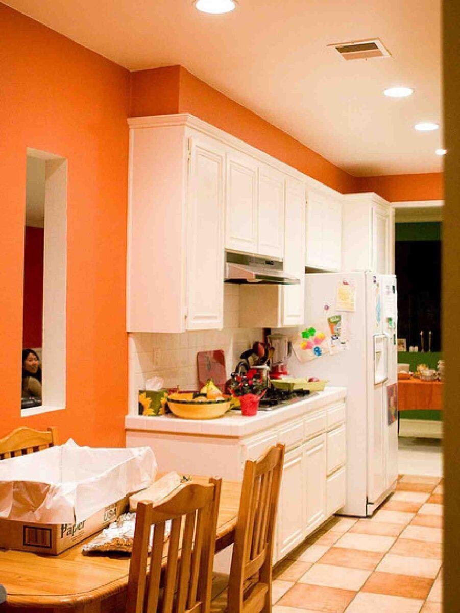 Персиковые стены в интерьере кухни