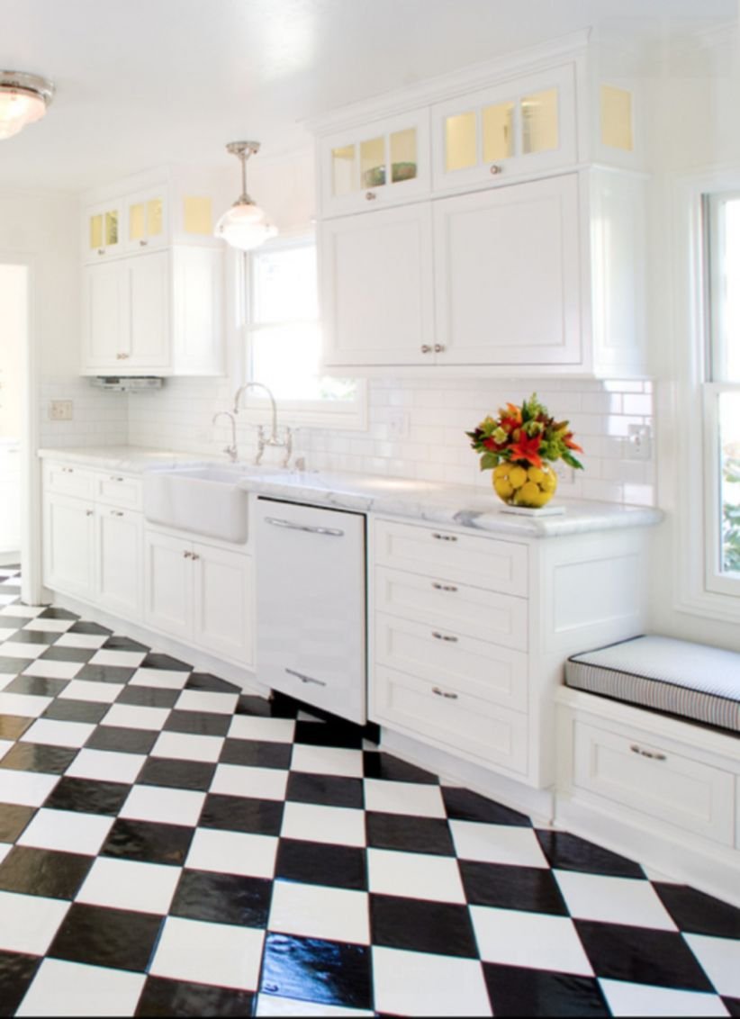 Белая кухня с белой плиткой