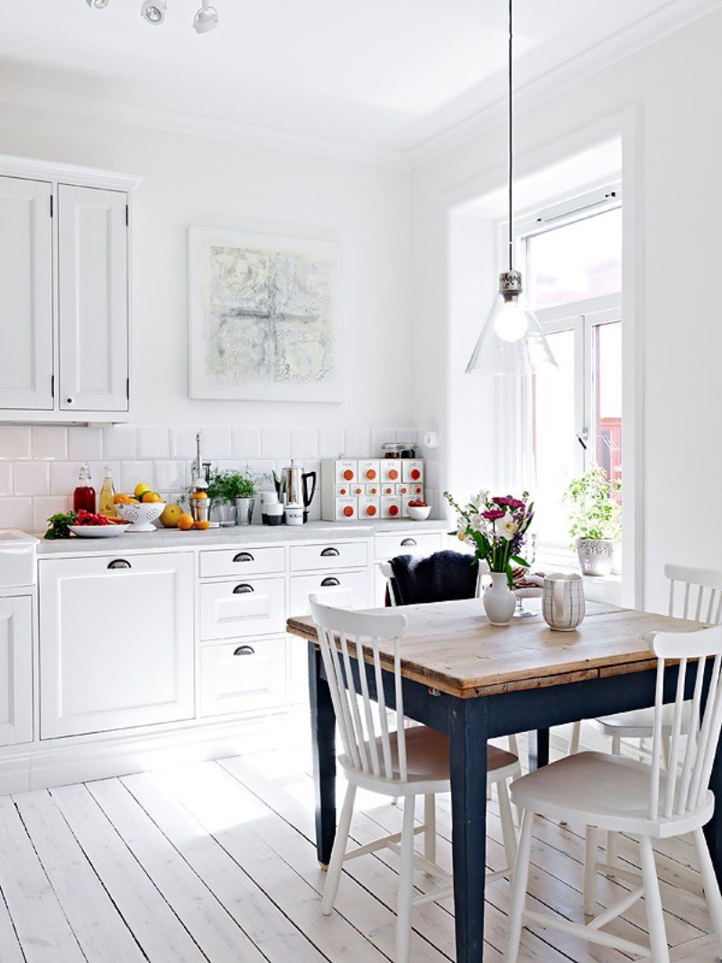 белые стены на кухне и деревянная мебель