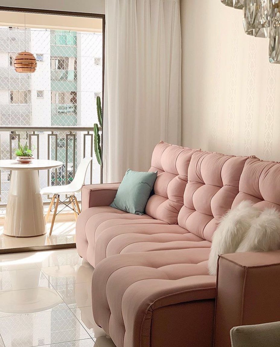 Пудровый диван в интерьере