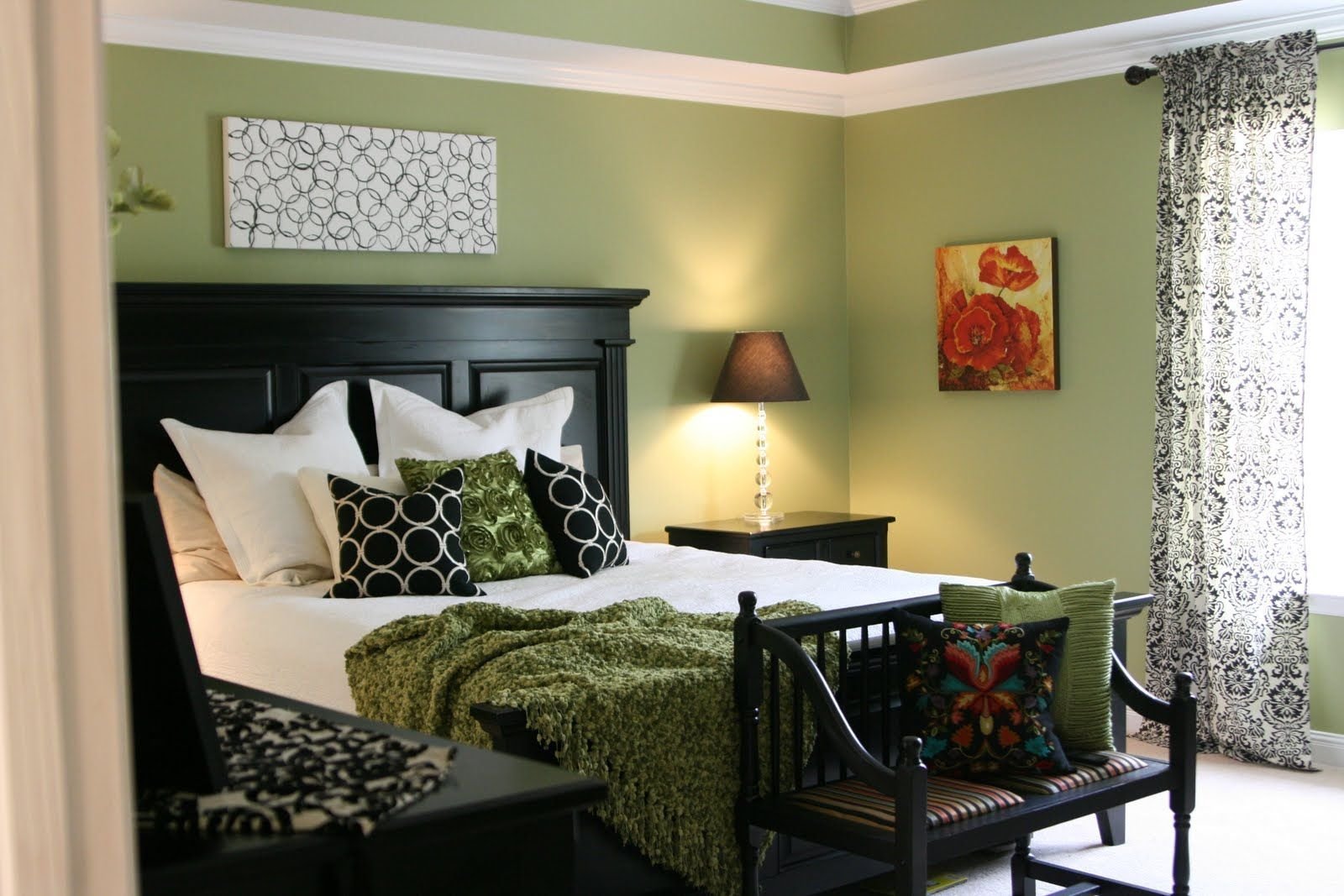 Обои зелено коричневые. Зеленая спальня. Оливковые стены. Салатовые стены. Комната в оливковых тонах.