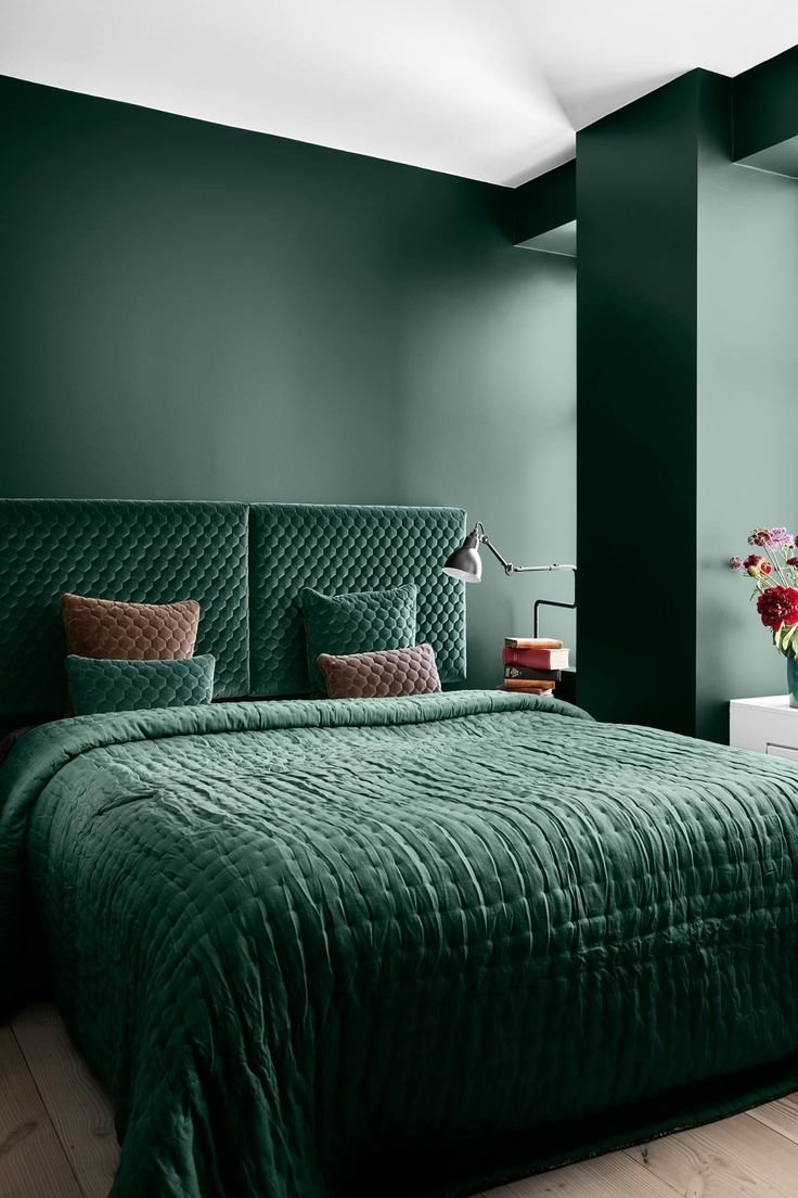 Комната с зеленой кроватью