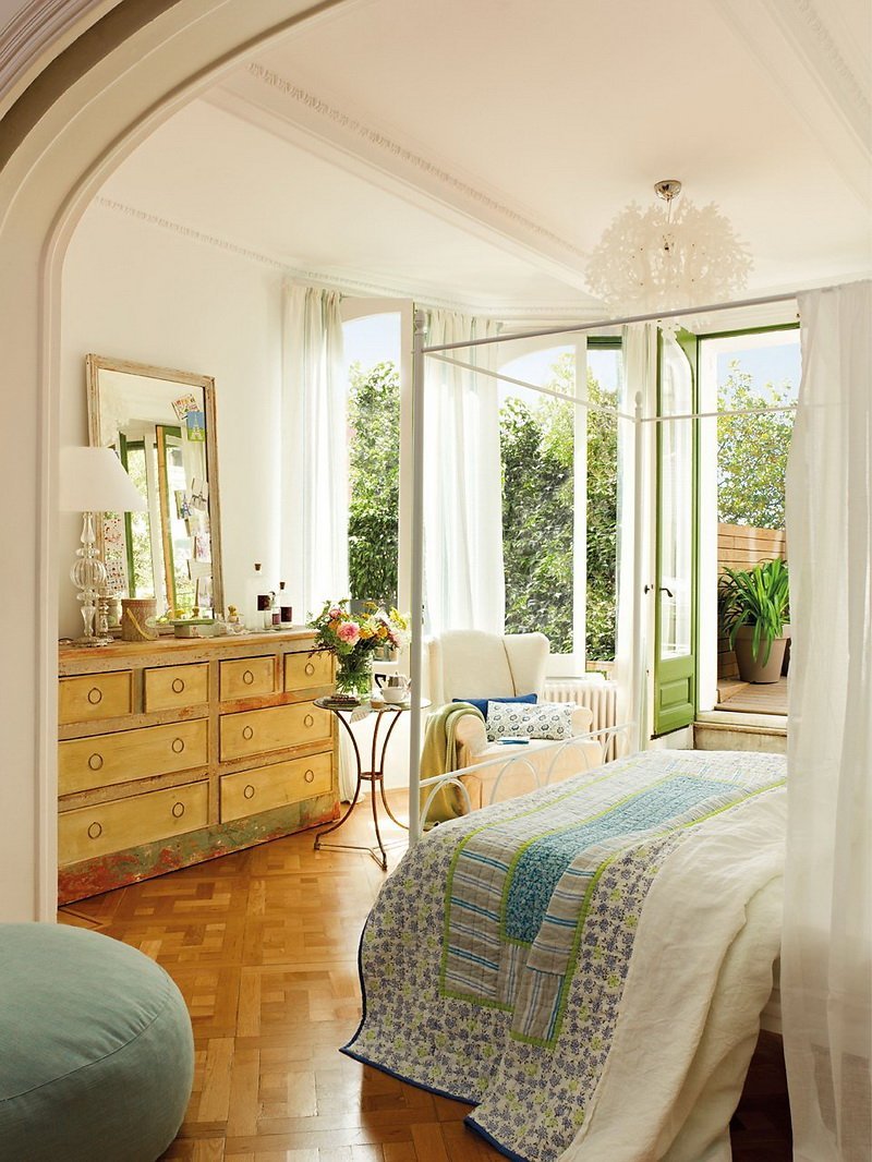 Уютная спальня с большими окнами