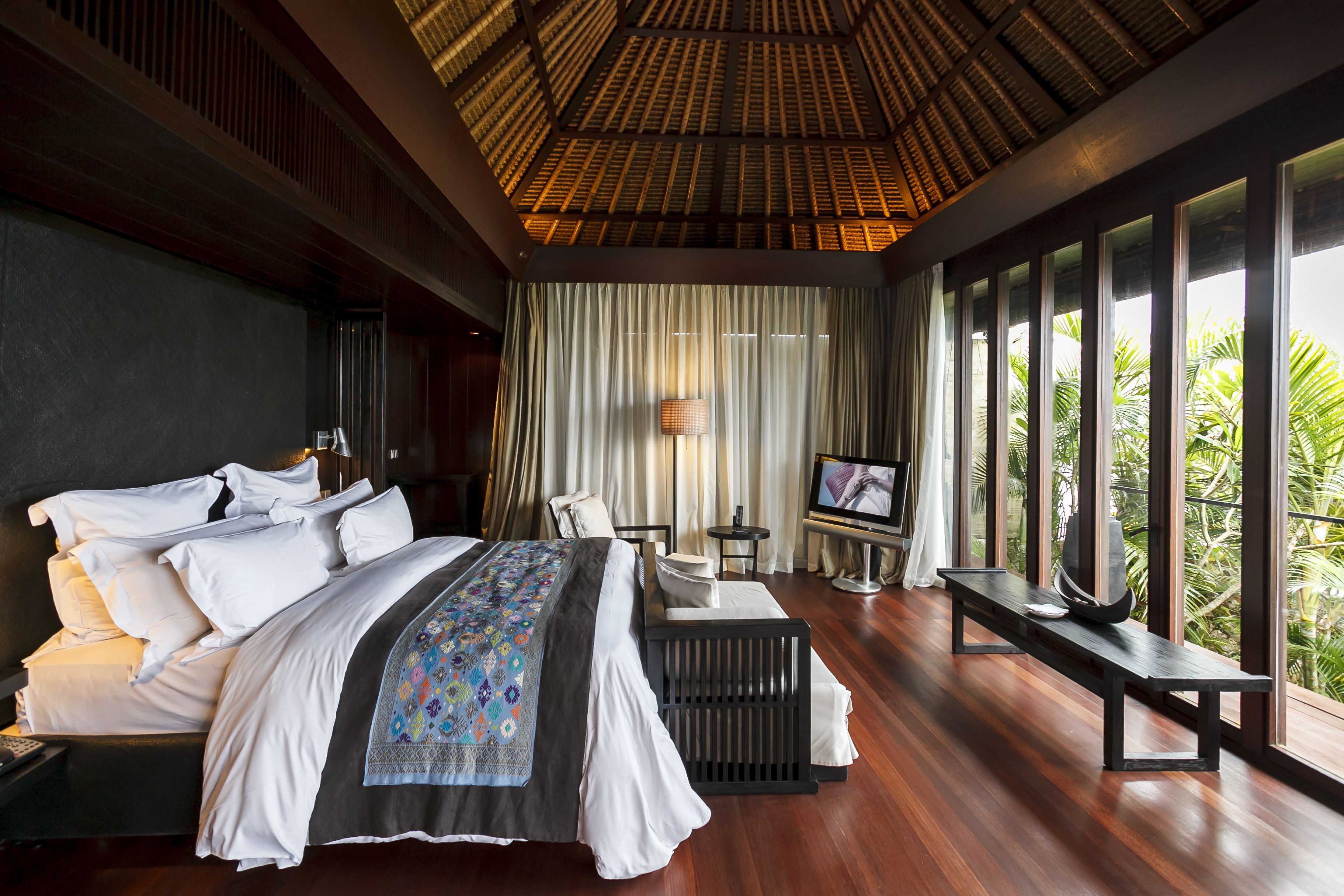Спальня в балийском сером стиле
