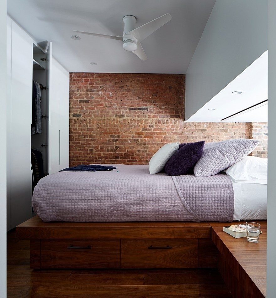 Двуспальная кровать вдоль стены