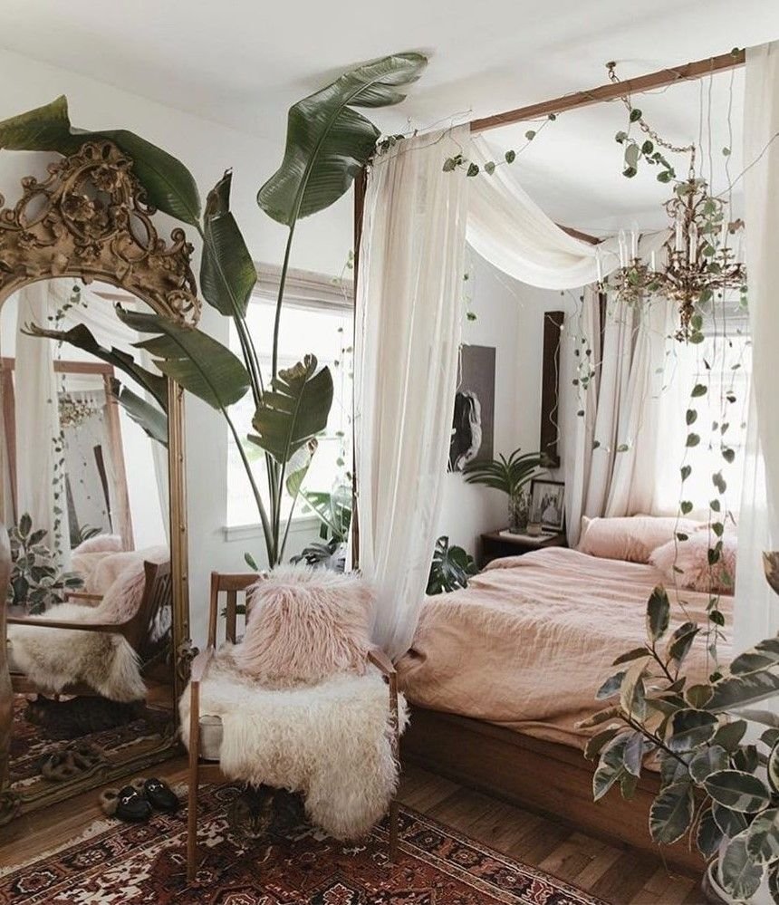 Спальня в стиле бохо с растениями
