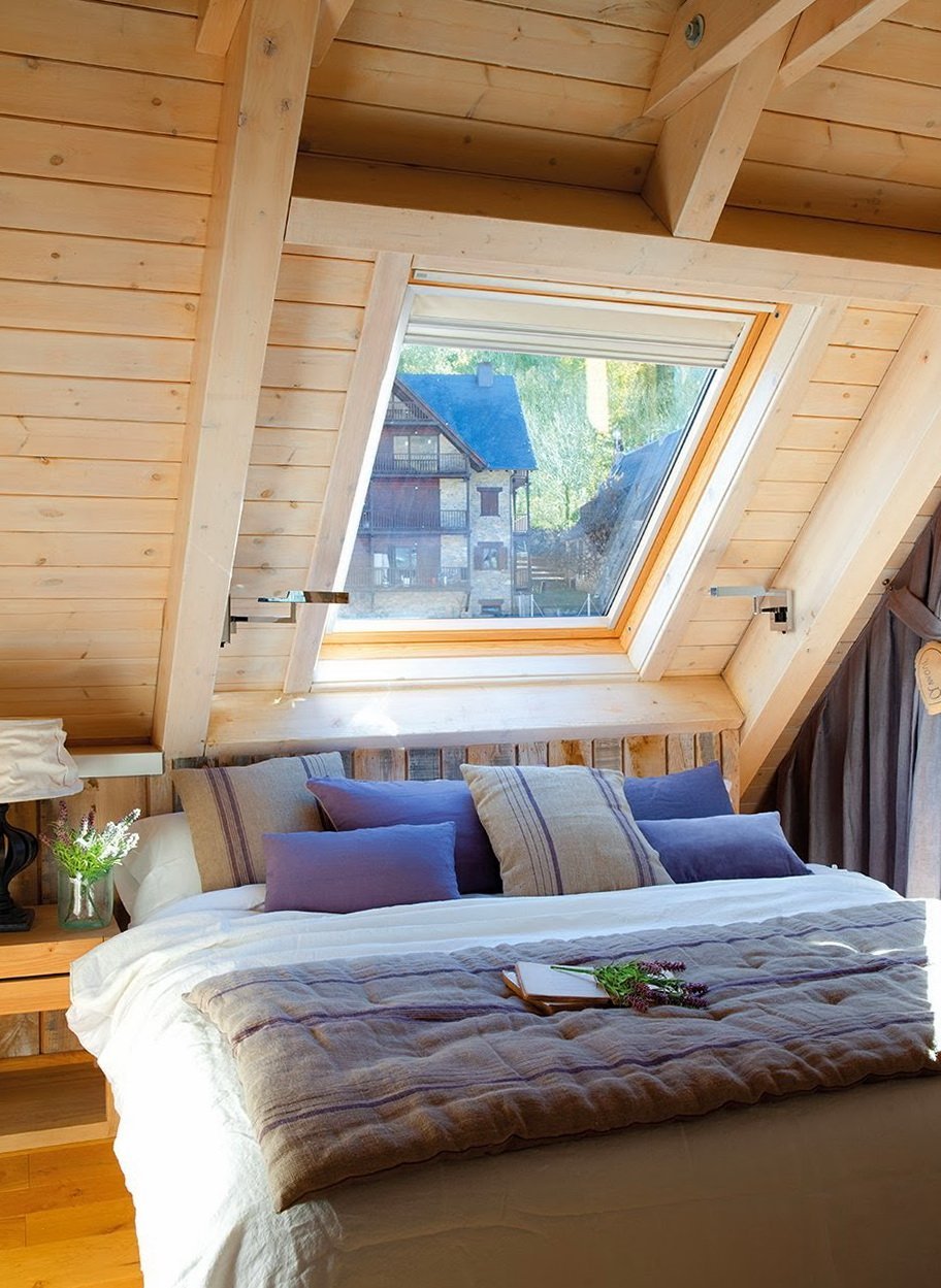 Мансардная спальня в деревянном доме