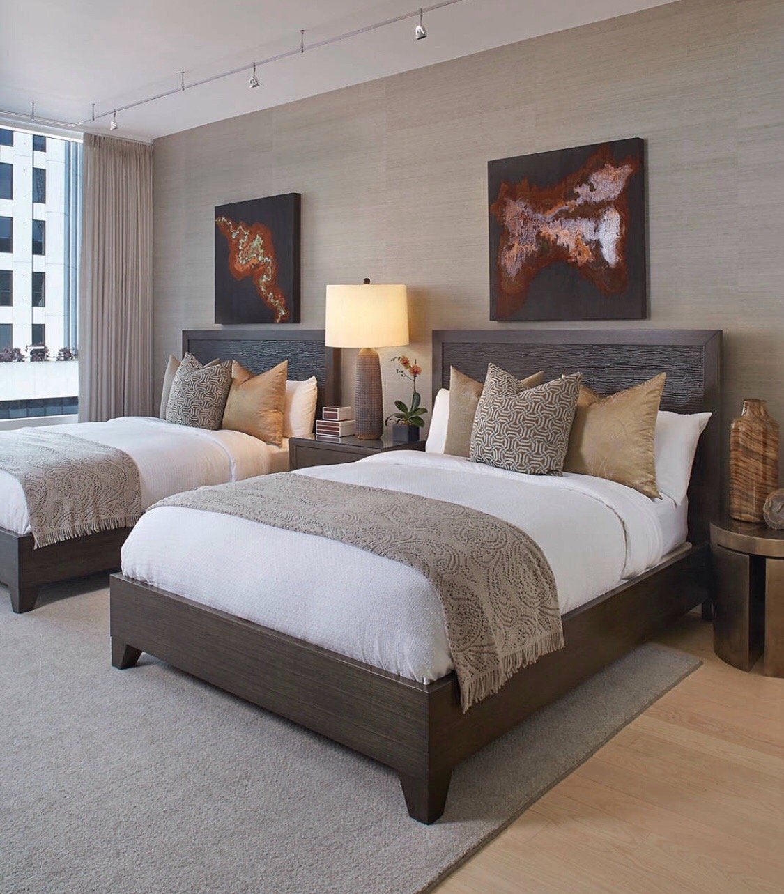 Спальня с двумя кроватями в современном стиле