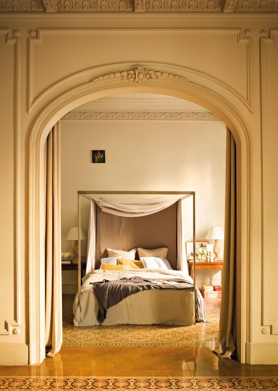 Интерьер спальни с аркой
