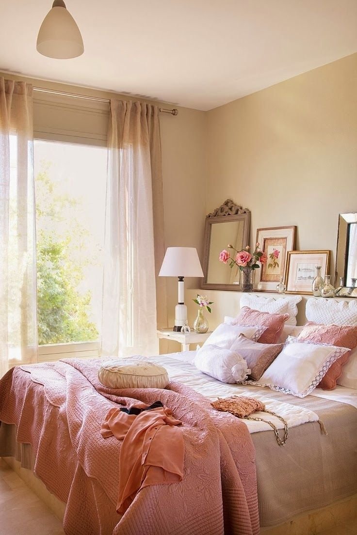 Спальня в розовых тонах с гардеробной