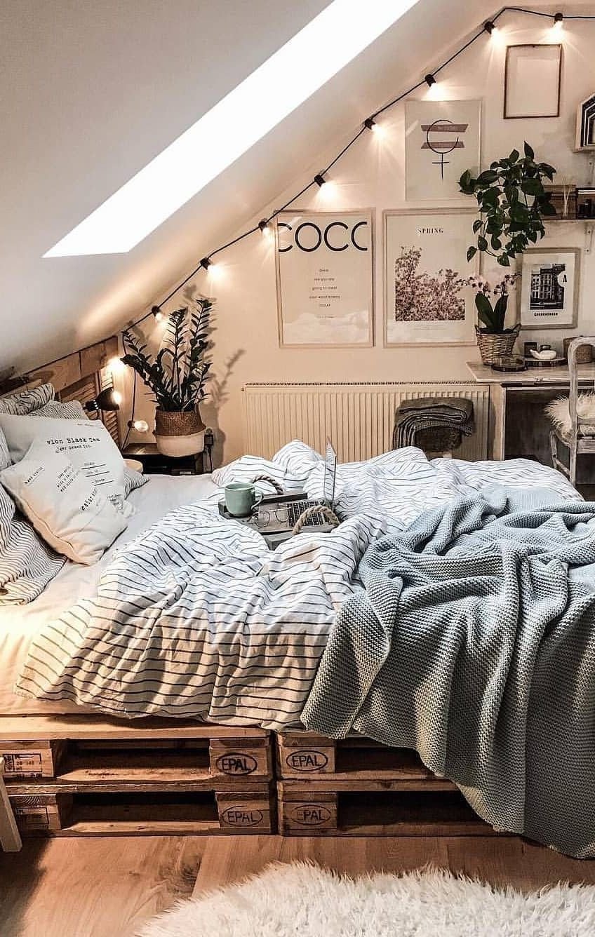 Уютная современная спальня