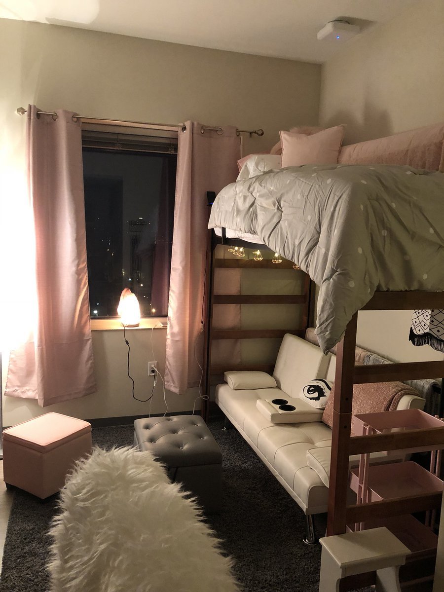 Маленькая комната в общежитии