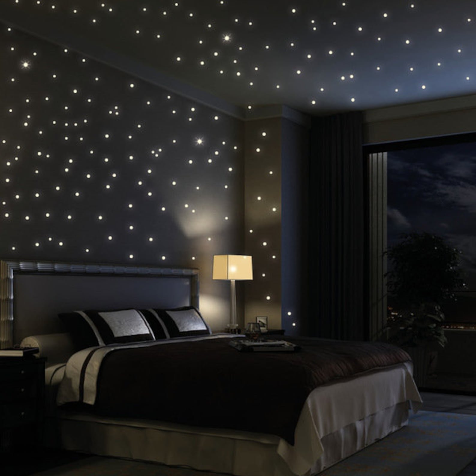 Звездное небо домой. Потолок звездное небо. Потолок звездное небо в спальне. Звездное небо в комнате. Звездный потолок в спальне.