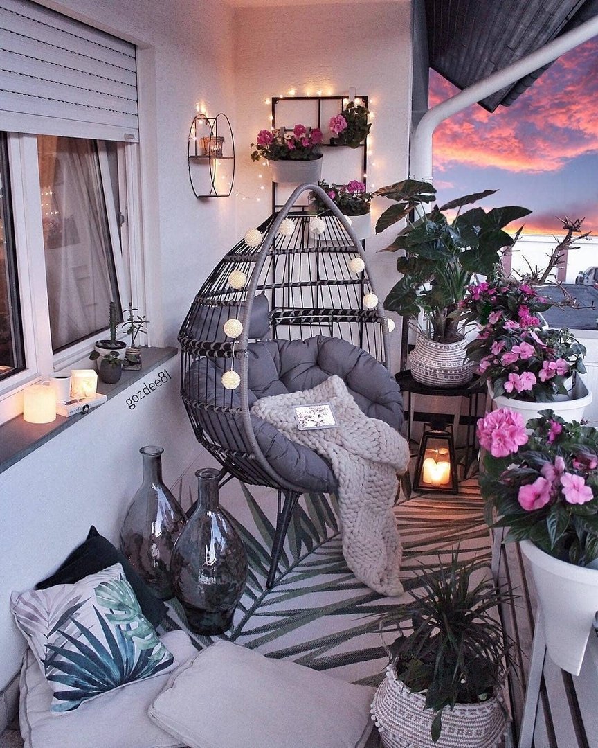 Красивый балкон с качелями