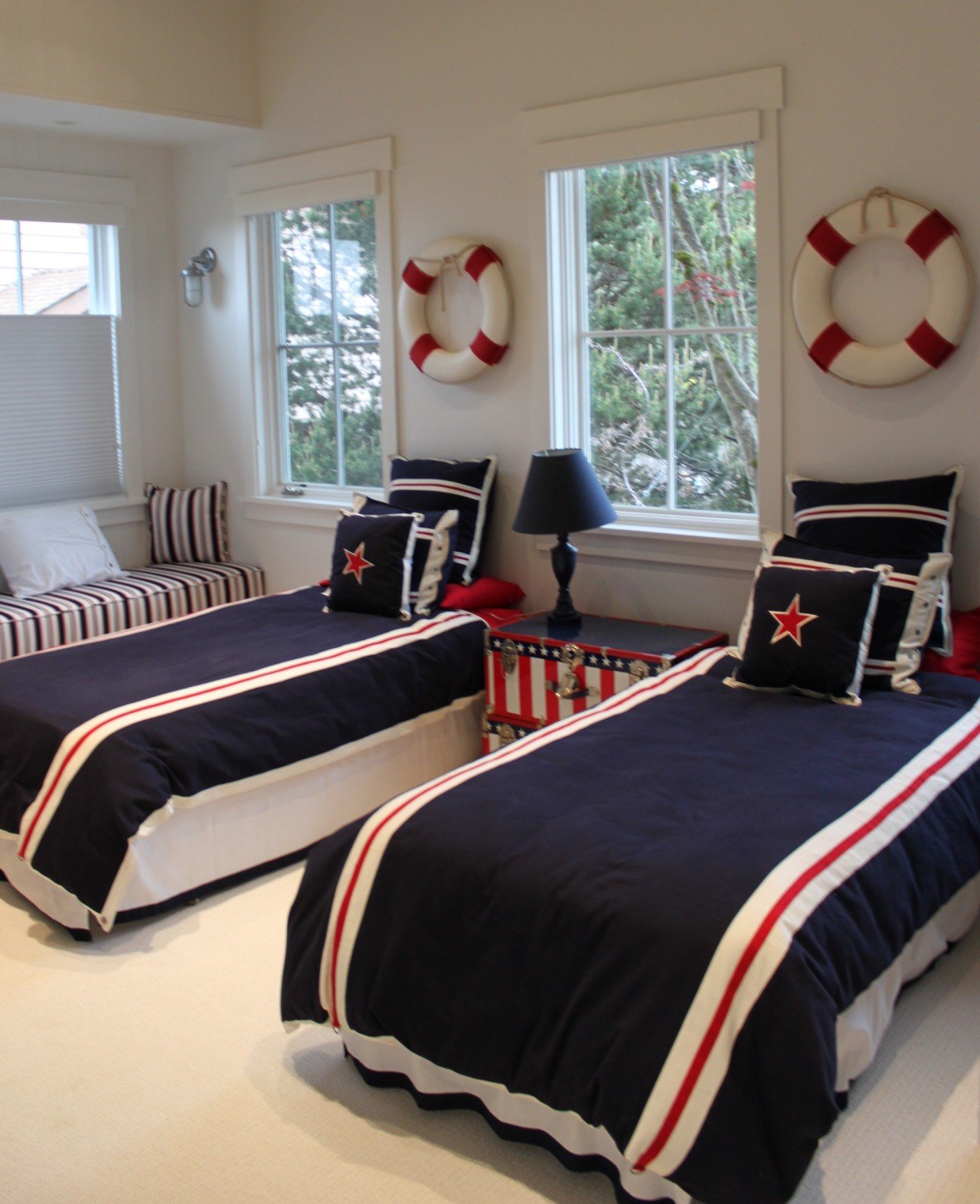 Спальня с двумя кроватями для подростков