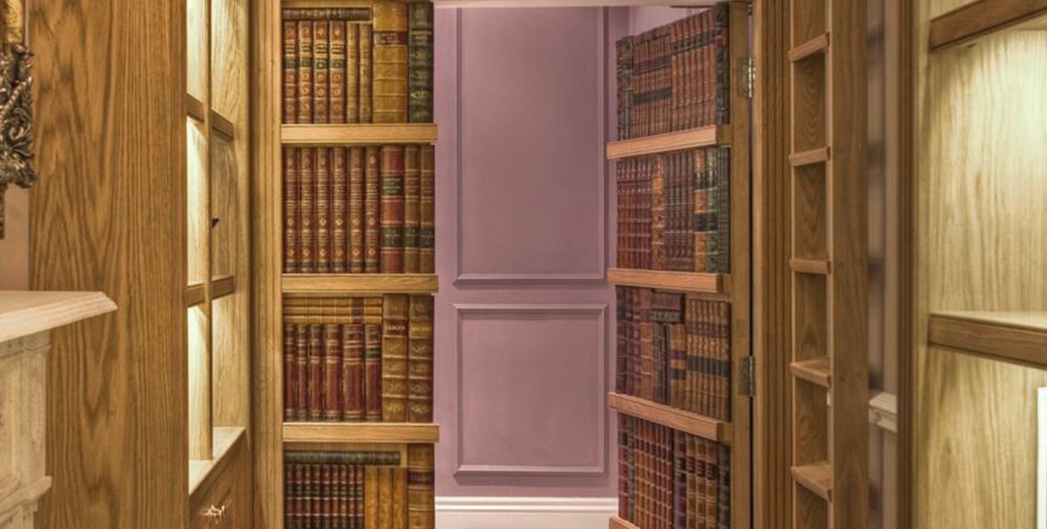 Потайная дверь шкаф. Потайная комната Шэрон. Книжный шкаф с потайной дверью. Потайная дверь в гардеробную.