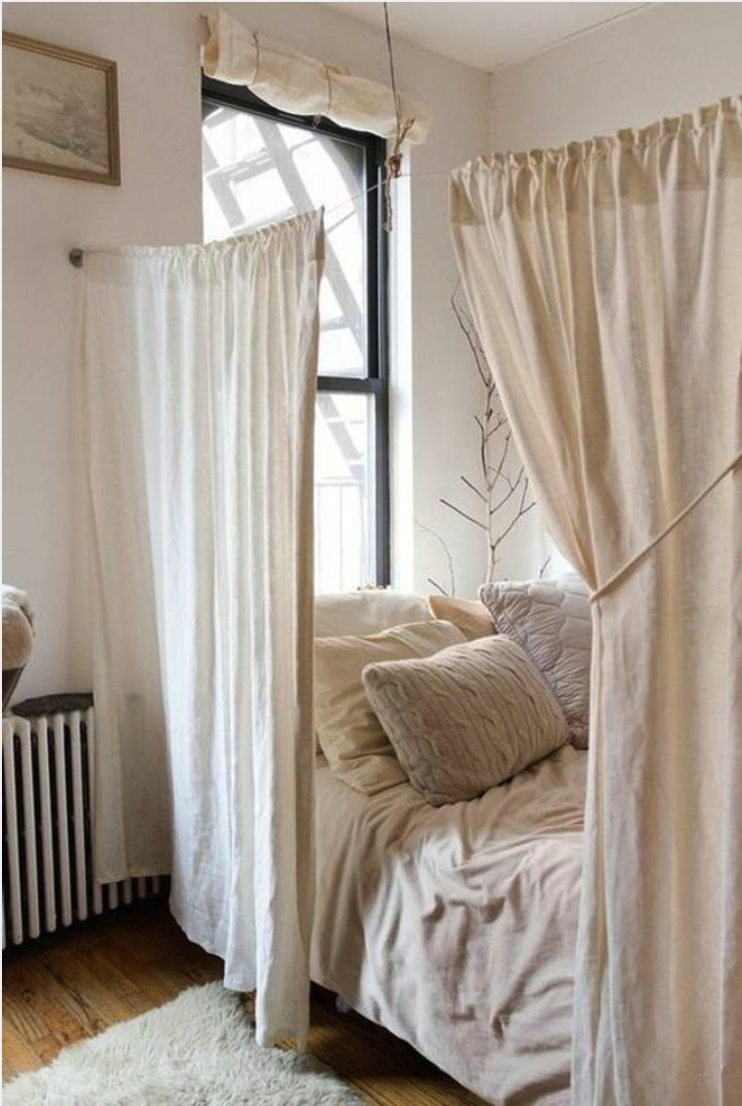 Дизайн спальни в современном стиле с одним окном