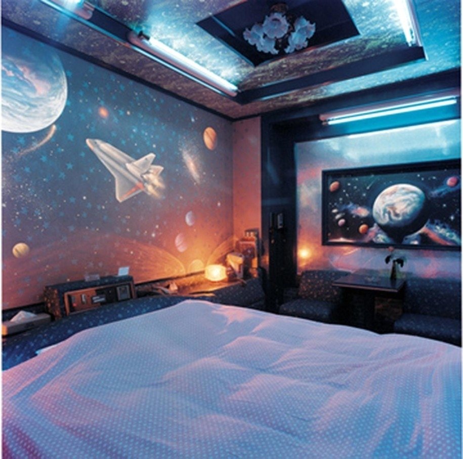Интерьер комнаты в стиле космос