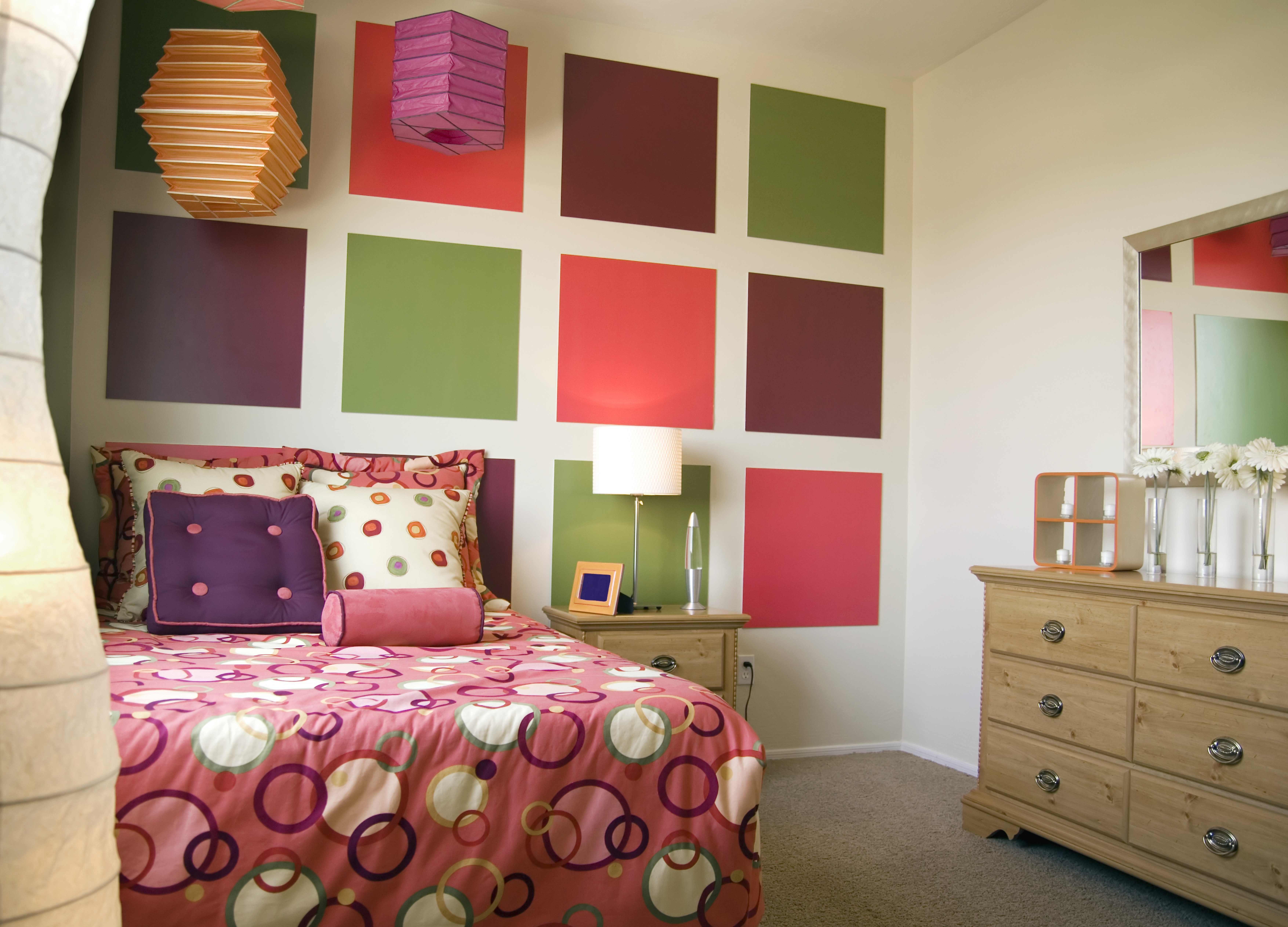 Разная мебель в разных комнатах. Покрашенные стены в интерьере. Разноцветные стены в комнате. Сочетание цветов в интерьере детской. Яркие цвета для комнаты.
