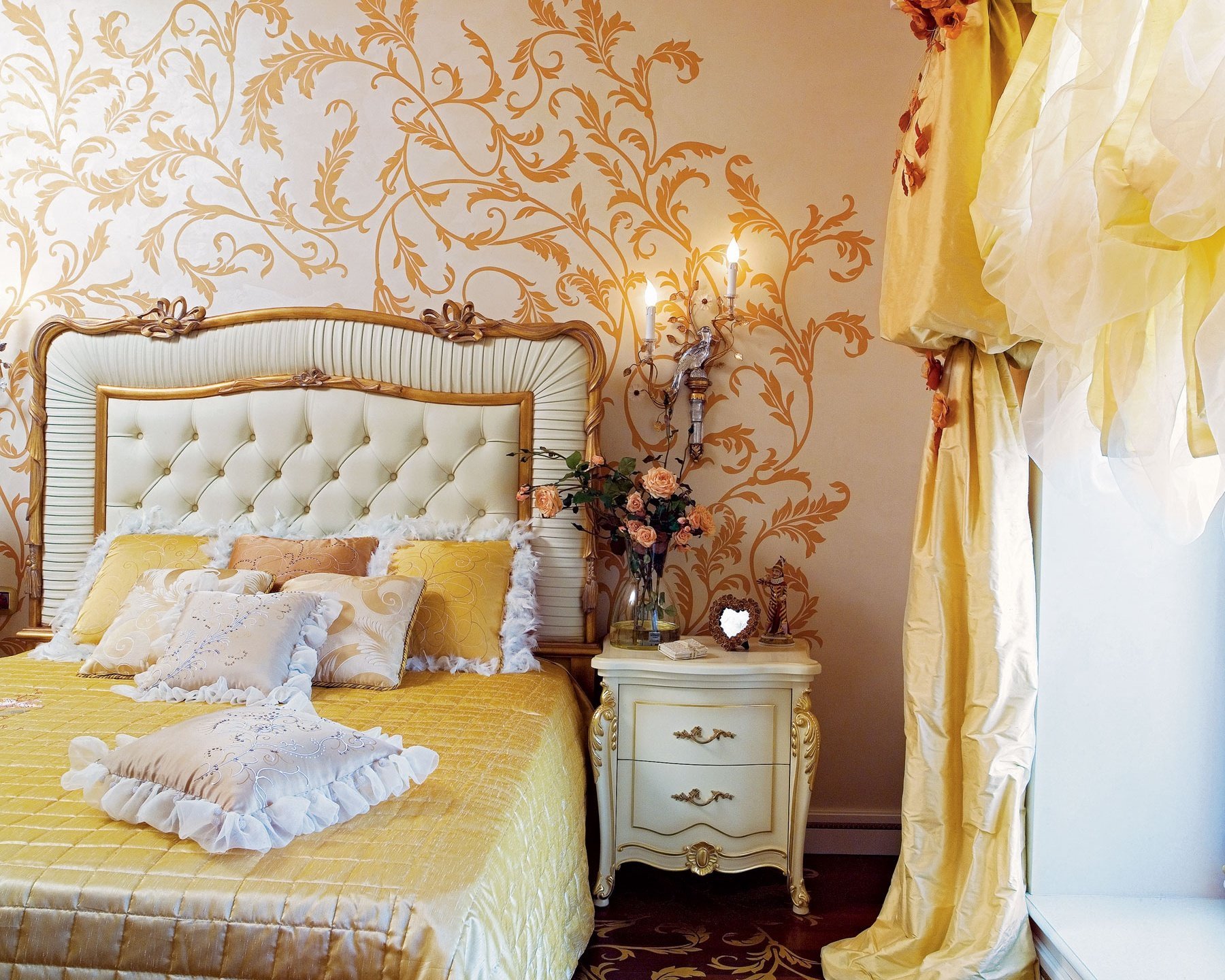 Золотистый интерьер. Обои для спальни. Спальня в бело золотистых тонах. Декор обоев в спальне. Спальня в золотом цвете.