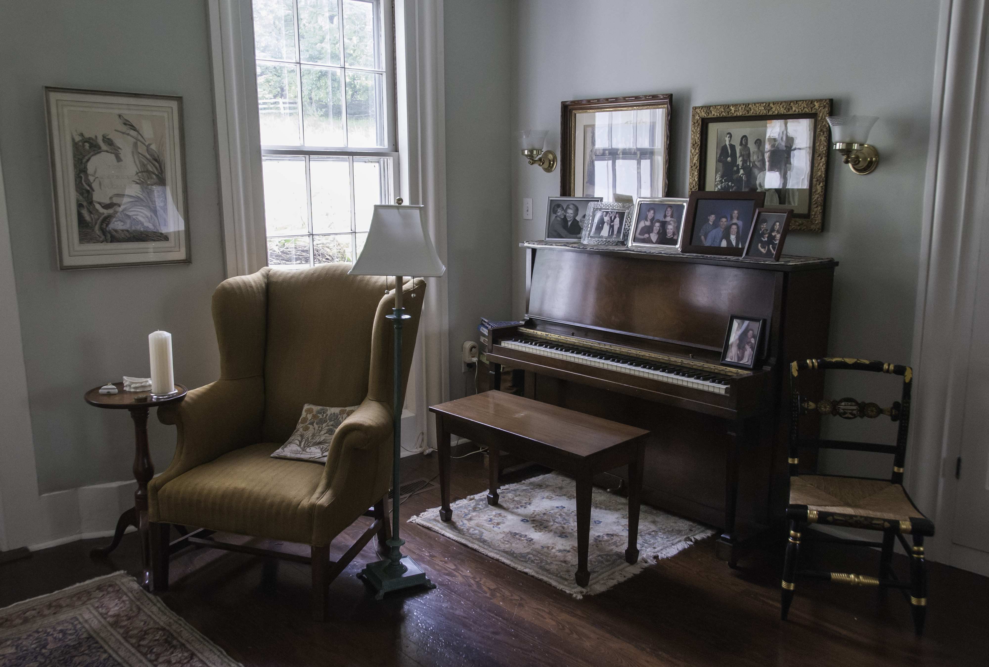 пианино в интерьере маленькой гостиной