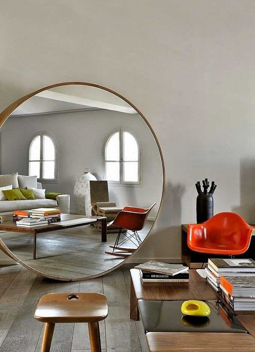 Круглое зеркало в интерьере гостиной