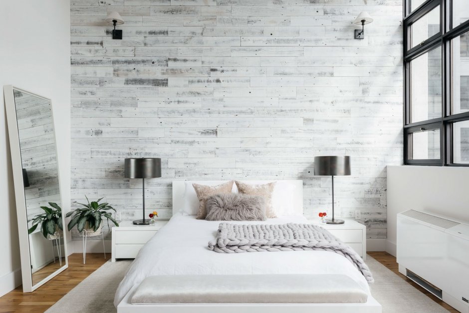Спальня гостиная в белых тонах с кирпичной стеной